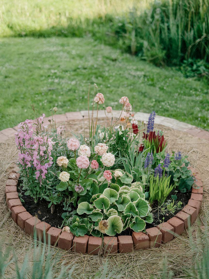 garden-budget-ideas-14 14. Circular Flower Bed with Brick Border
